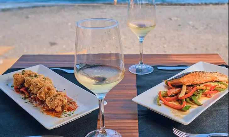 Menú Mediterráneo para 2 con entrante, principales, postres y bebidas