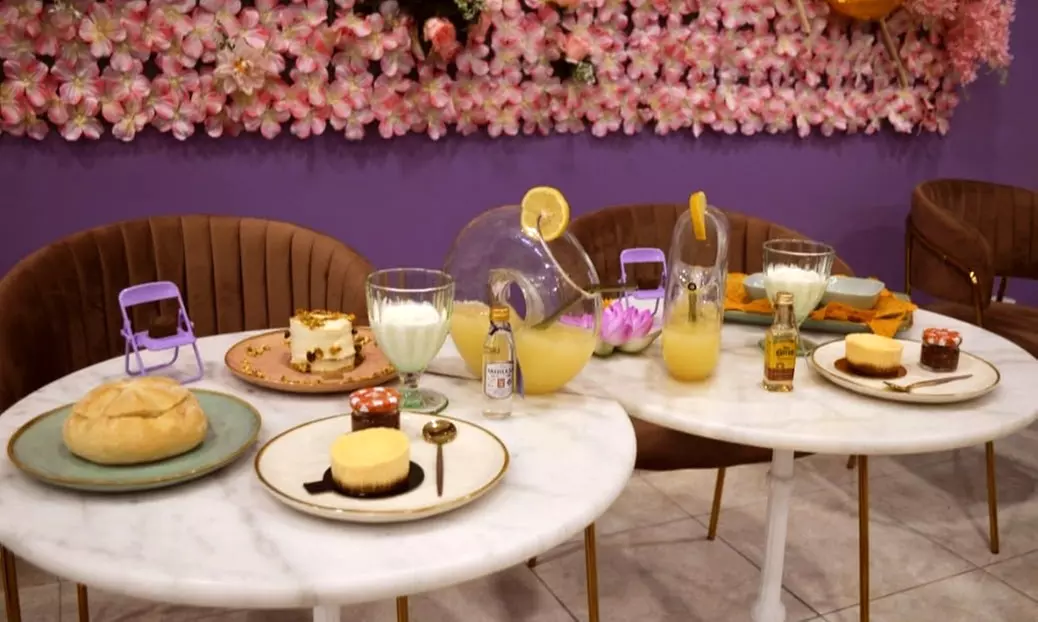 Menú de brunch con encanto rústico con tosta, dulces y bebidas