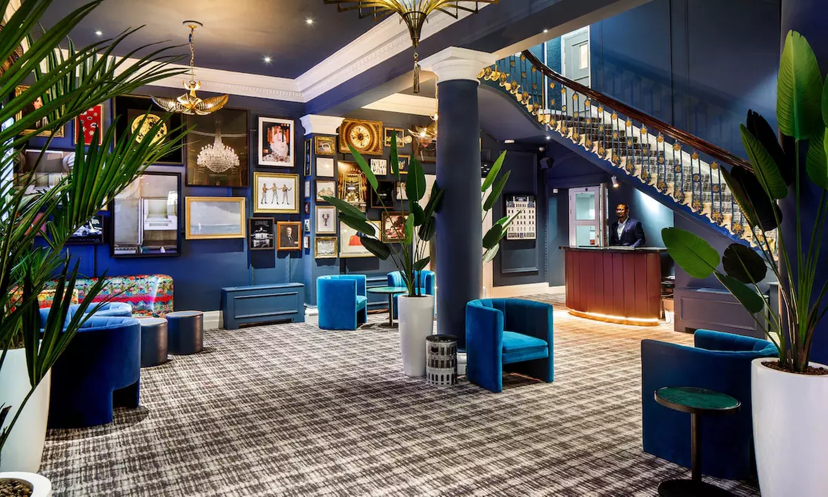 Brighton: Seafront Stay for 2 with Breakfast, Welcome Drink & Dinner