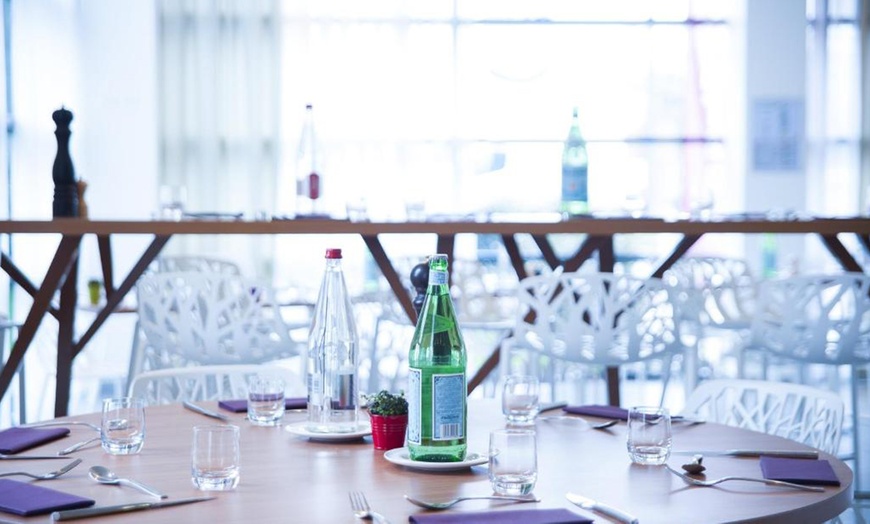 Image 5: Proche Paris : chambre supérieure avec pdj et verre en hôtel 4*