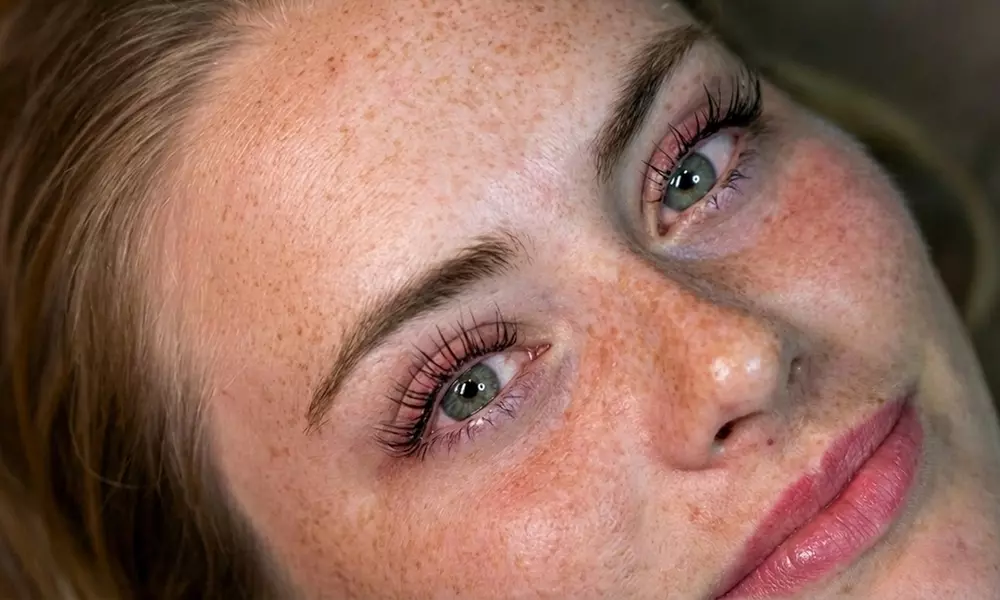 Wimpern- und/oder Augenbrauen-Lifting inkl. Färben für 1 Person