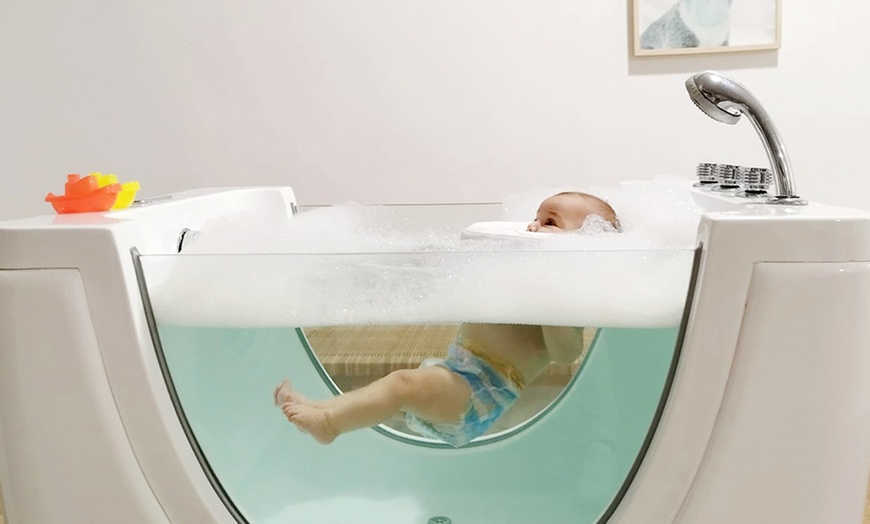 Image 5: Sesión de baby spa con pañal incluido y opción a masaje infantil