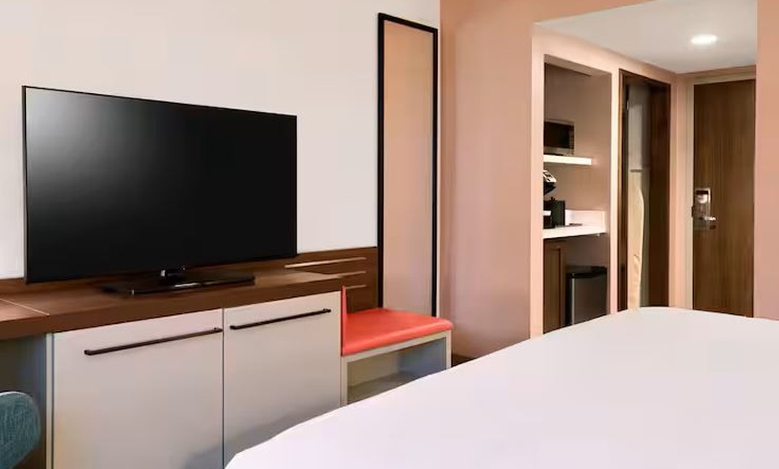 Image 14: Comfortable Budget Hotel Near LAX With Parking Included