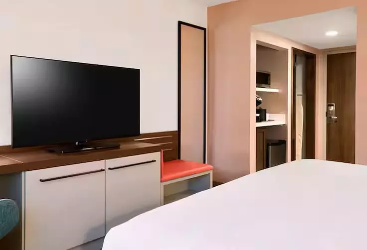 Comfortable Budget Hotel Near LAX With Parking Included