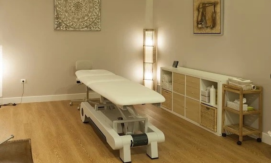 Image 2: Hasta 5 sesiones de 1 hora de masaje a elegir para 1 persona