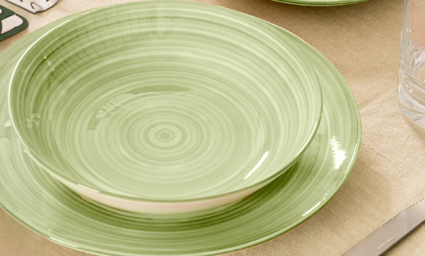 Image 10: Set di 18 piatti in porcellana colorati