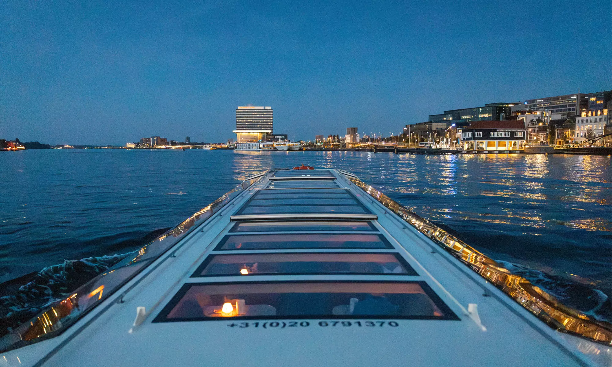 Grachten vol lichtjes en legendes: een avondcruise door Amsterdam