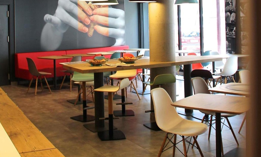 Image 14: Lille : chambre double standard avec petit-déjeuner et vin/bière  