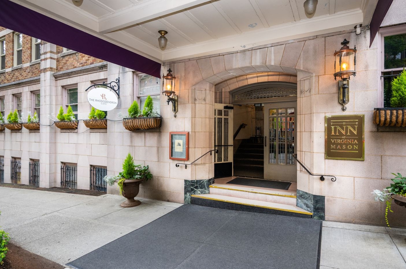 Classic Comfort and Skyline Views in Seattle's First Hill District
