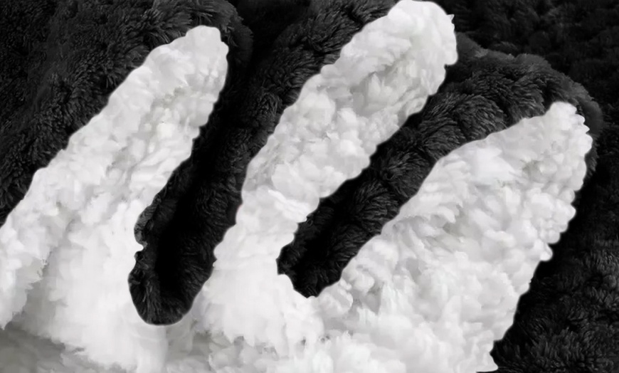 Image 10: Kuschelige Decke aus Sherpa-Material