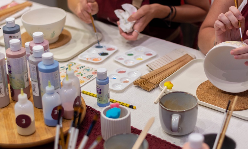 Image 8: Taller de pintura en cerámica y/o Tote Bags con bebida 