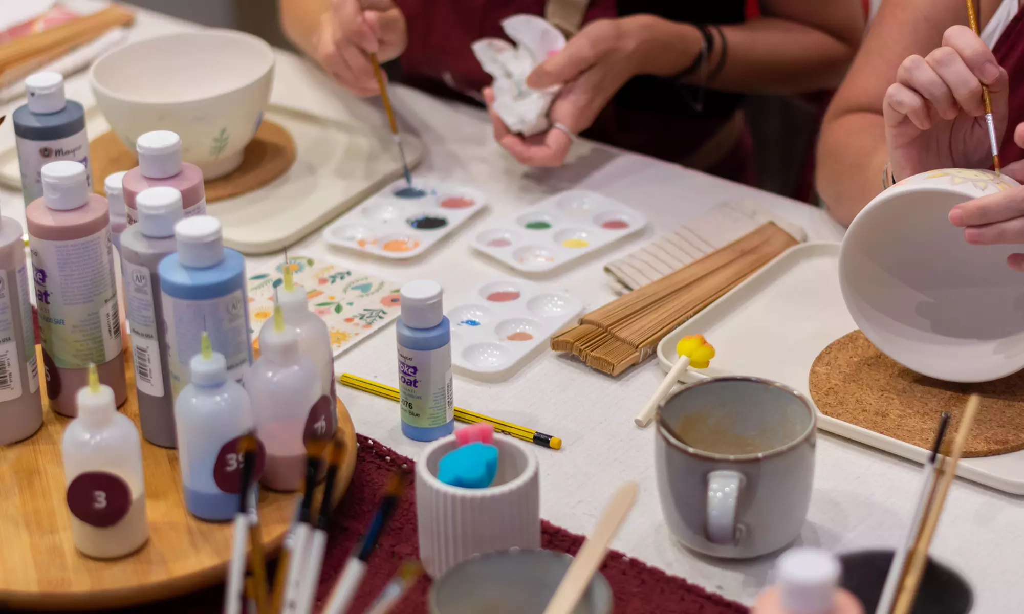 Taller de pintura en cerámica con bebida