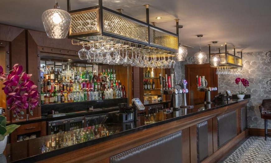 Image 4: Winchester: 4* Classic Double Room Stay with Breakfast