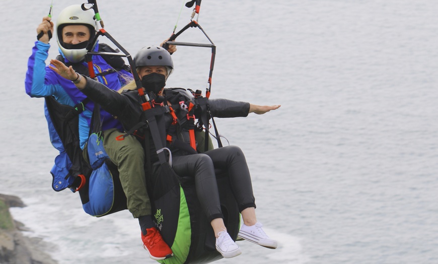 Image 2: Vuelo en parapente biplaza