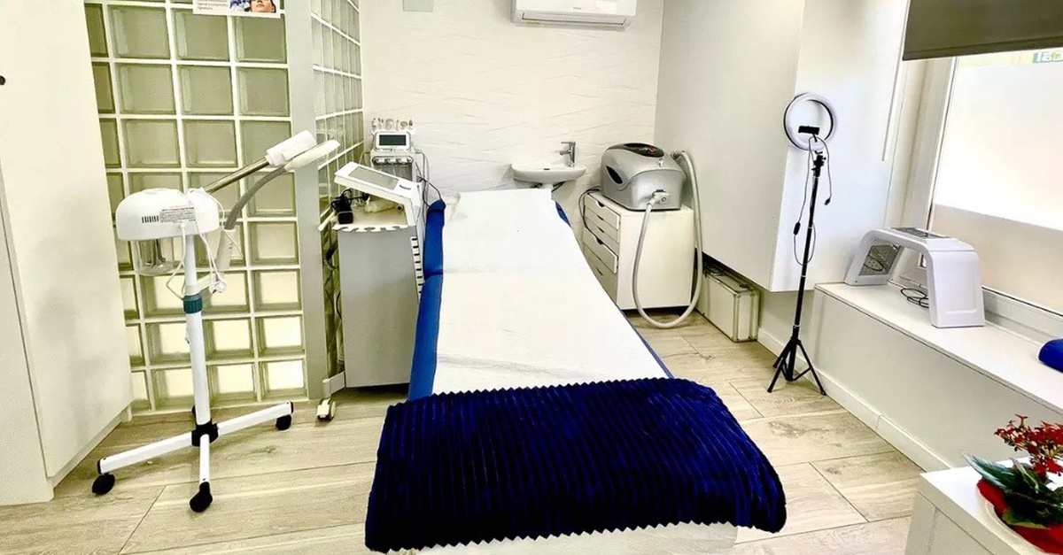 Limpieza facial con microdermoabrasión, mascarilla y fototerapia LED en Málaga