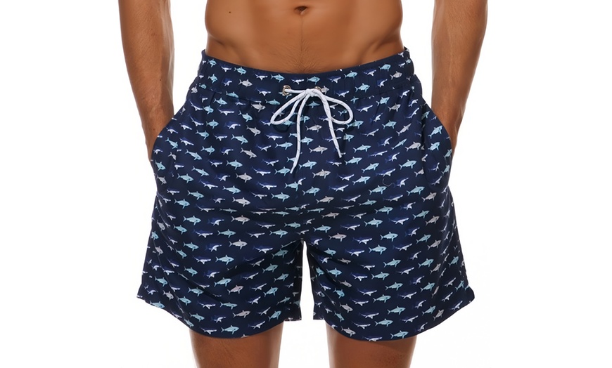 Image 2: Short de bain pour homme à motifs poissons ou flamants roses