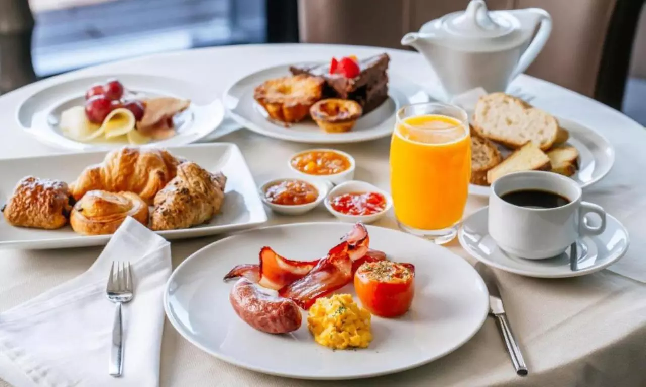 Chester: Spa Stay for 2 with Breakfast, Prosecco & 25-Minute Treatment