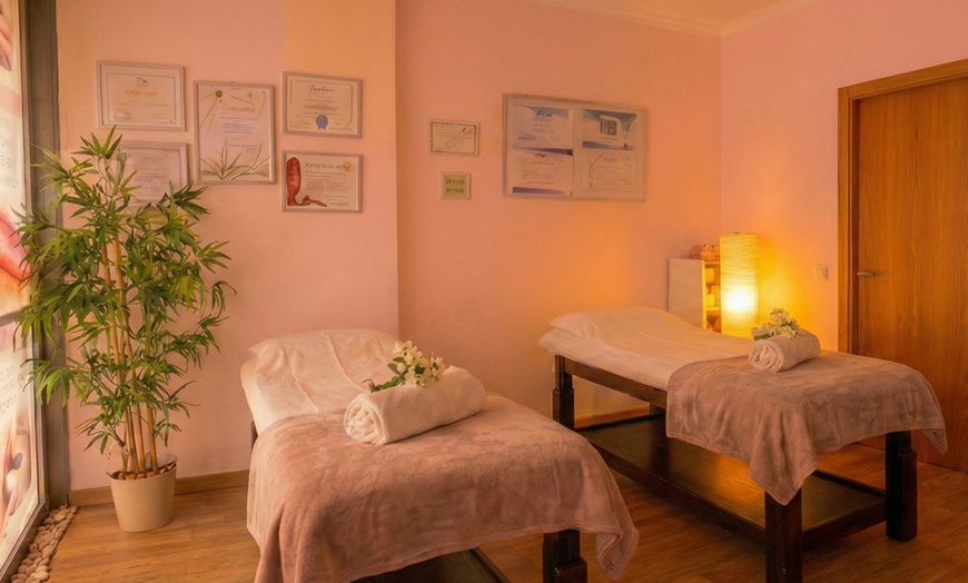 Image 2: Masaje relajante en pareja de 30 o 60 minutos con copa de cava