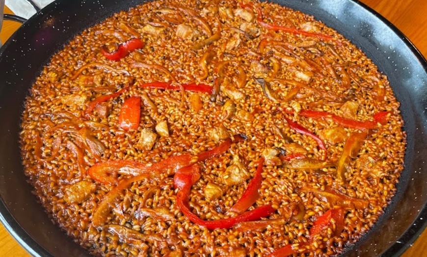 Image 16: Menú para 2 o 4 con entrantes, principales, postres y bebidas 