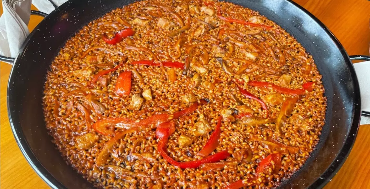 Menú para 2 o 4 con entrantes, principales, postres y bebidas