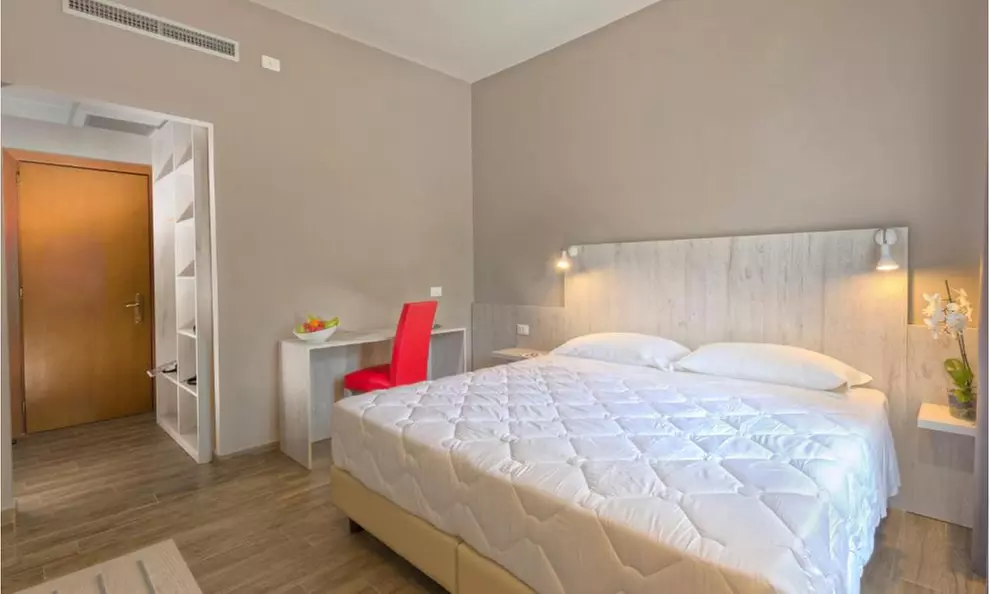 Marche: soggiorno con colazione, mezza pensione, grotte o massaggio