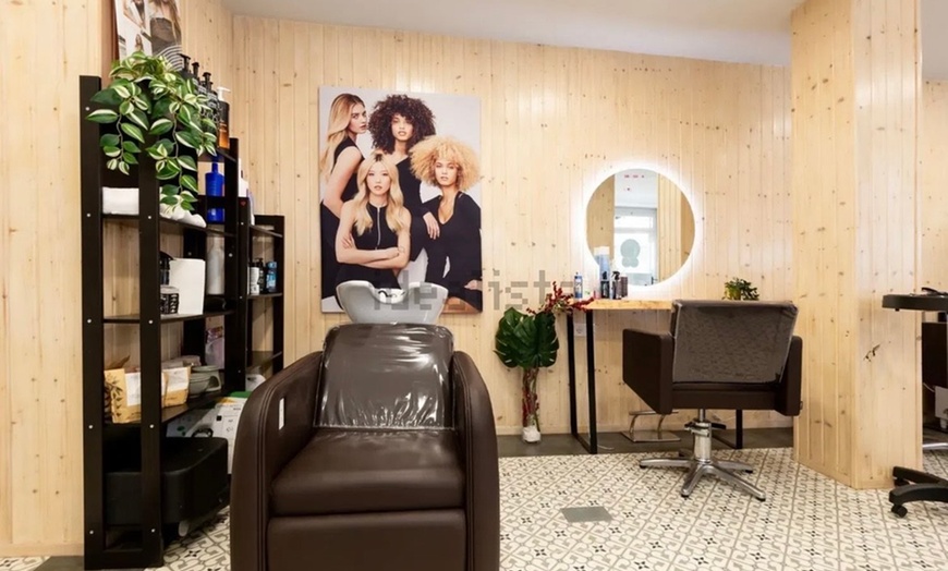 Image 4: Peluquería con lavado, corte, tinte de raíz o tratamiento reparador 