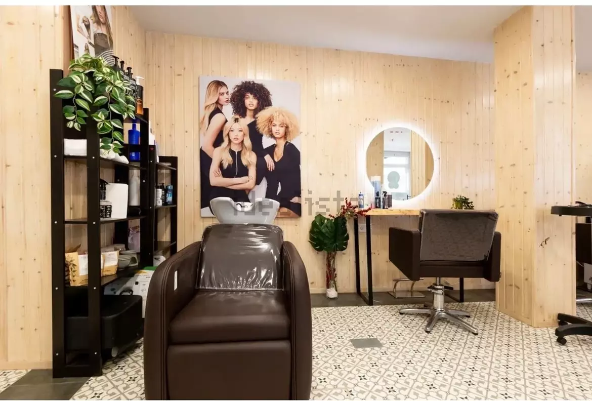 Peluquería con lavado, corte, tinte de raíz o tratamiento reparador