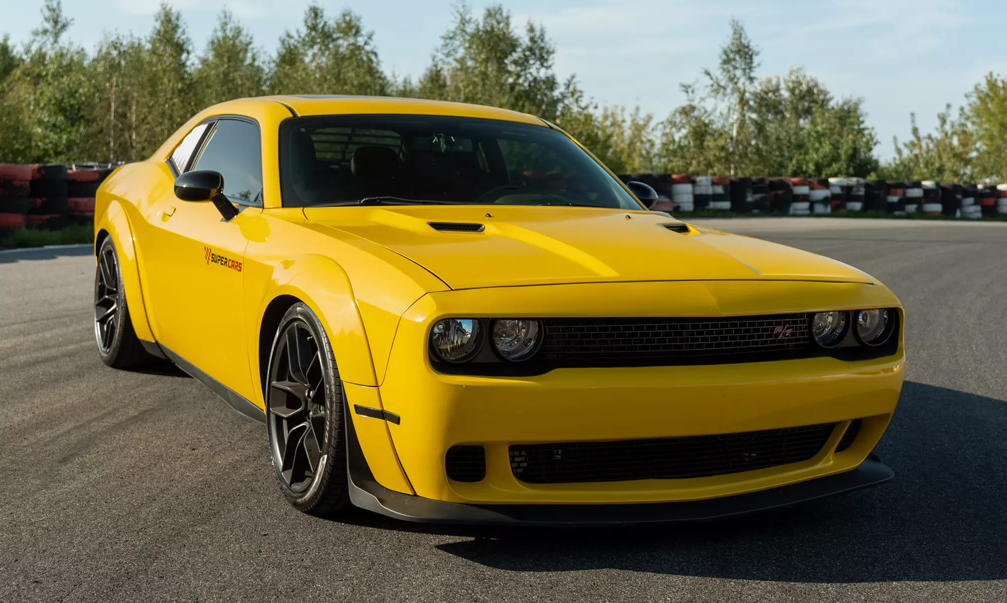 Poczuj adrenalinę: Jazda sportowym autem po torach w całej Polsce