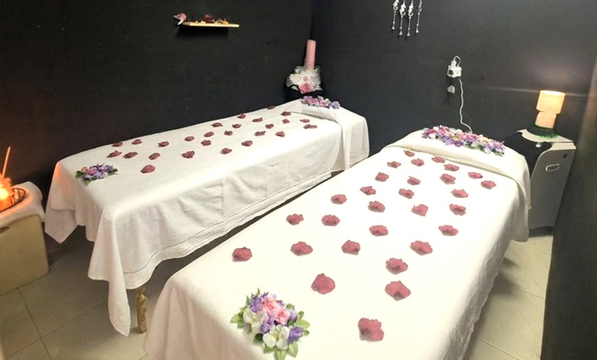 Image 2: Masaje relajante o sensitivo para 1 persona o en pareja