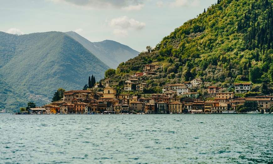 Image 11: Lago d'Iseo: camera matrimoniale o tripla con colazione e Spumante
