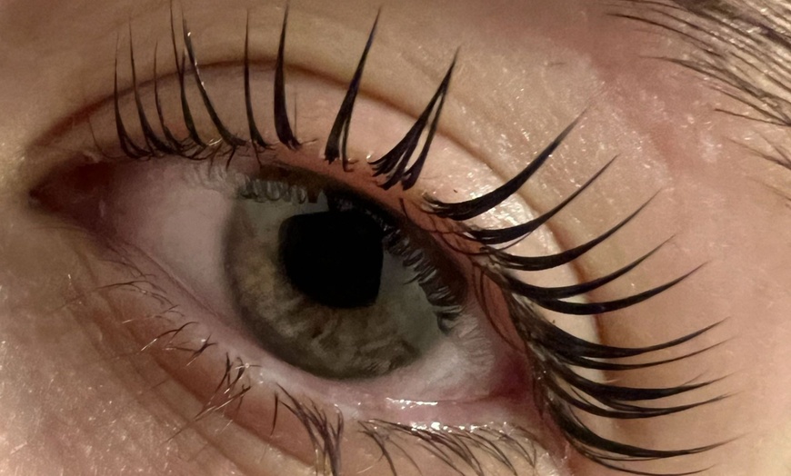 Image 2: Stylizacja rzęs: laminacja z farbowaniem i opcjonalny botoks