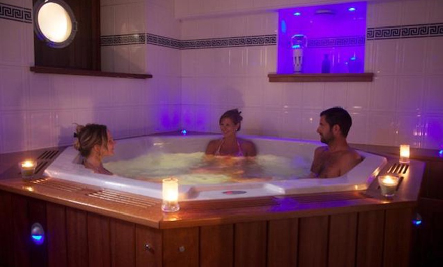 Image 2: Cognac : chambre supérieure, deluxe ou suite avec pdj et spa en option