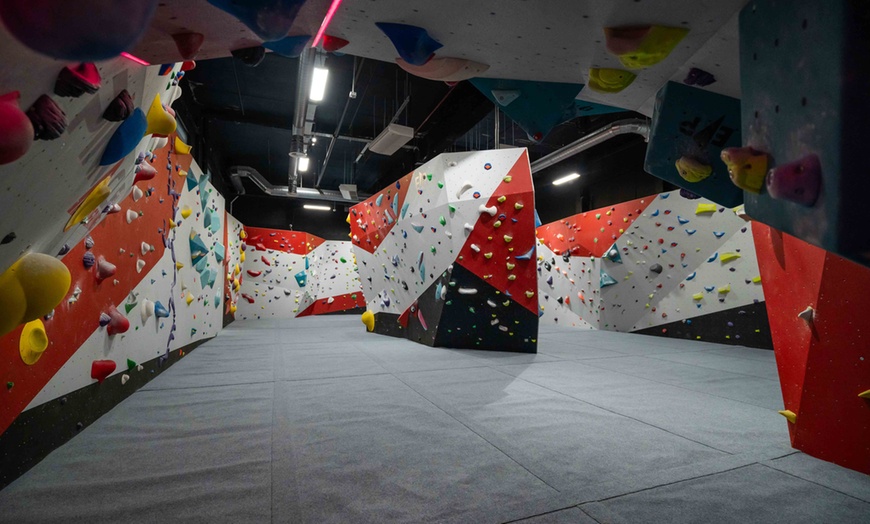 Image 4: Explore Indoor Climbing with a Bouldering Induction for One or Two