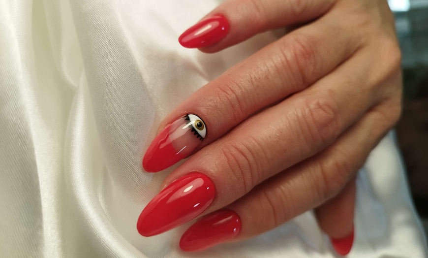 Image 3: Manicura y/o pedicura con esmaltado y opción a primera puesta de uñas