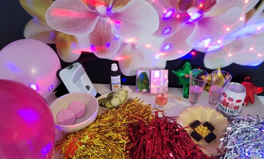 Image 2: Beauty Party con tratamientos faciales y aperitivo para 1, 2 o 3 pax.
