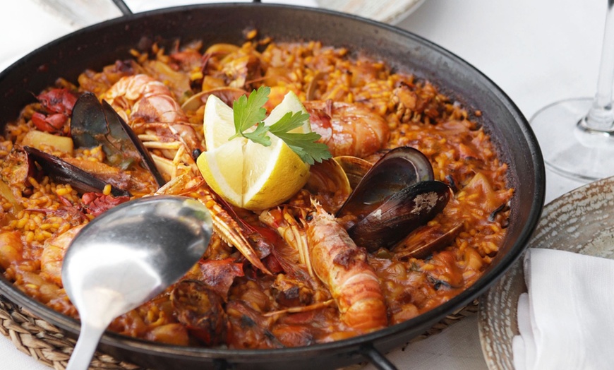 Image 2: Menú tradicional español con opción a botella de vino para 2 o 4