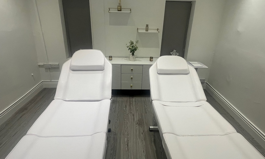 Image 3: Transform Your Look with HIFU on Abdomen or Face