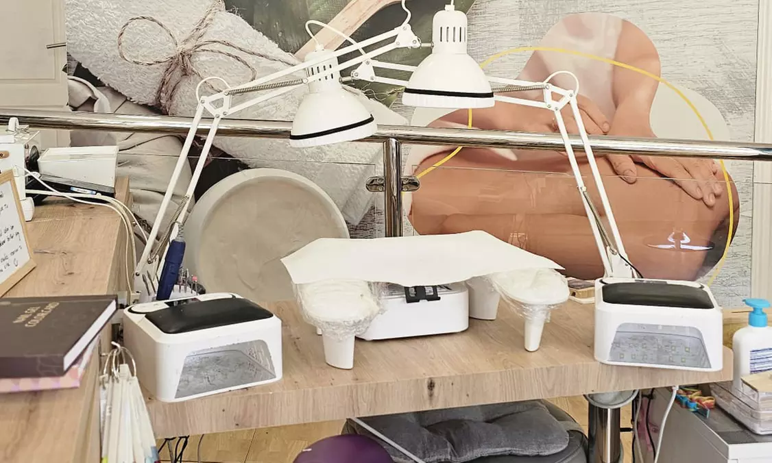 1 sesión de manicura y/o pedicura con esmaltado semipermanente