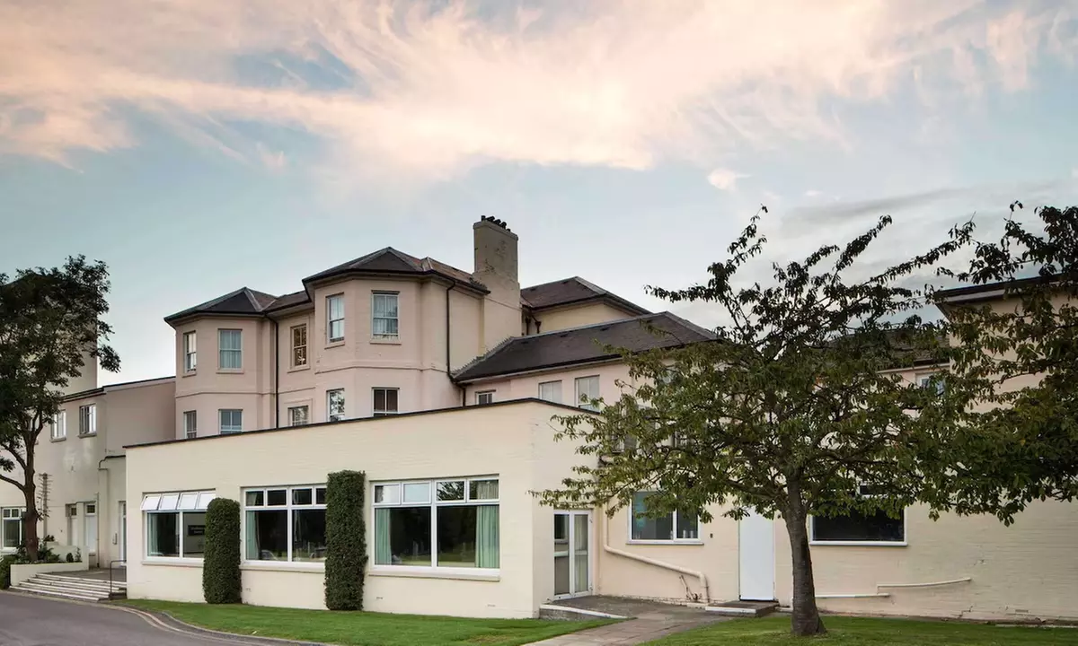 4* Kent: Double or Family Room with Optional Breakfast, Drink & More