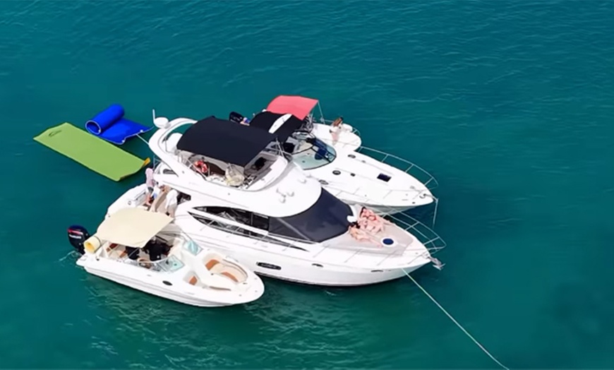 Image 9: 2, 4, 6 or 8 Hrs SeaRay Sundeck or 2 or 4 Hrs Sundancer Rental