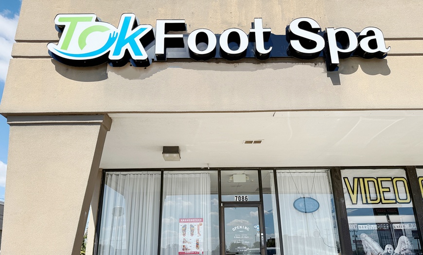 Image 2: 60-Min Foot Reflexology & Back Session w/ Foot Bath & Hot Stones