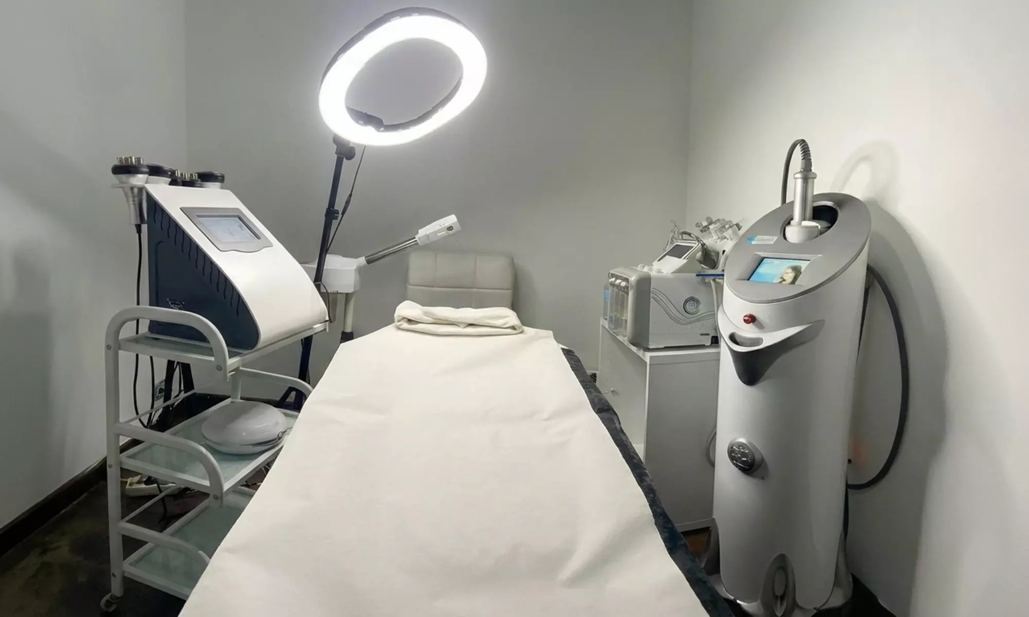 Limpieza facial profunda con dispositivo de hidrolimpieza facial