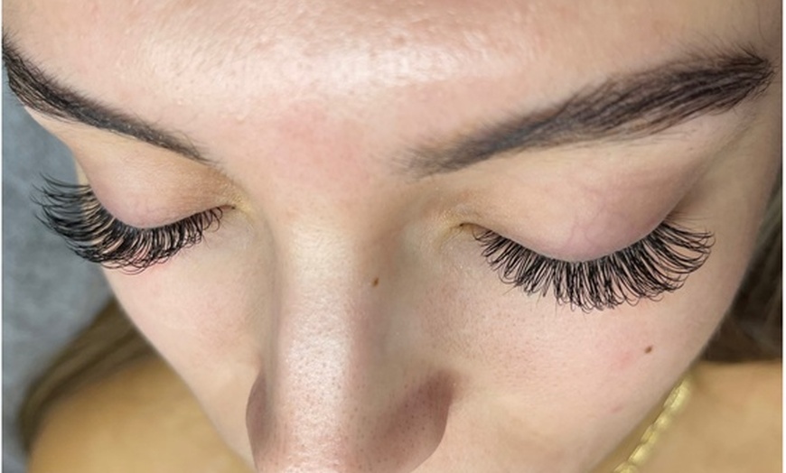 Image 2: Custom Style Beauty & Natural Eyelash Extensions 
