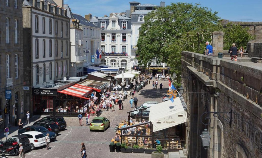 Image 11: Saint-Malo : chambre double standard ou supérieure