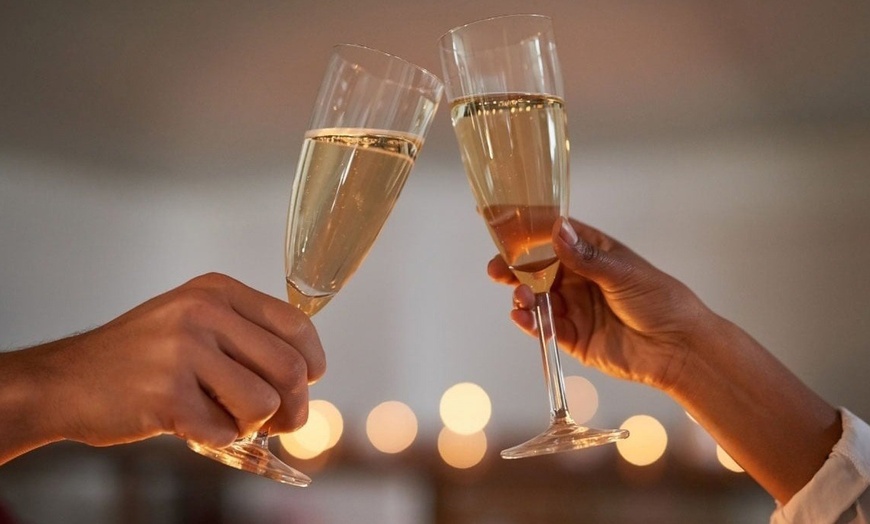 Image 6: Masaje en pareja de hasta 1 h en cabina privada con cava y chocolate