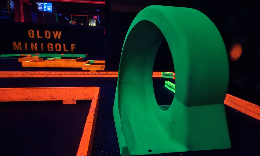 Image 2: Gra w 9-dołkowego minigolfa święcącego w ciemności