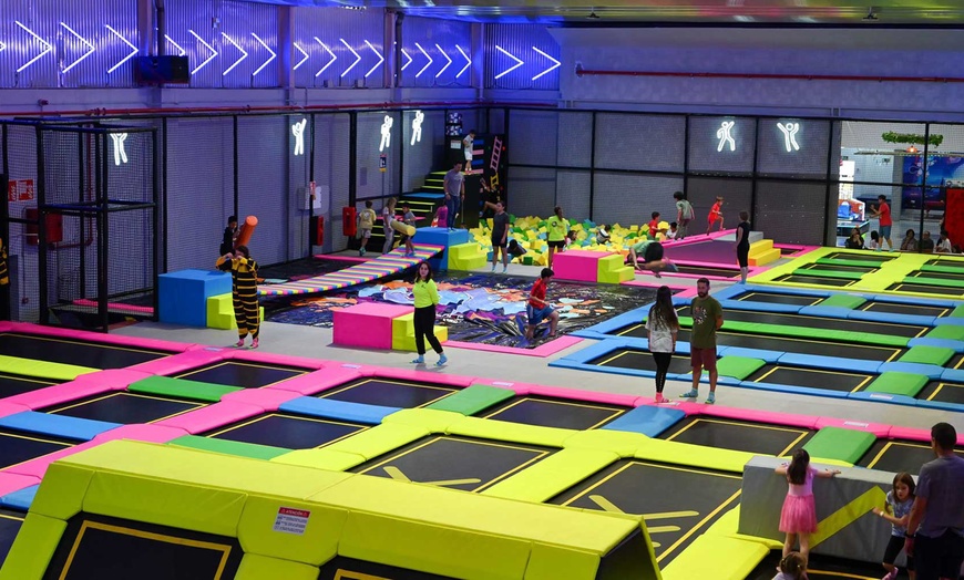 Image 5: 1 o 2 horas de saltos en camas elásticas