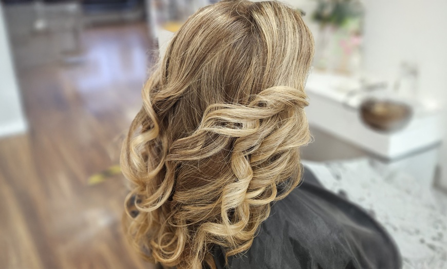 Image 1: Waschen & Föhnen, opt. mit Styling / Haarschnitt / Ansatzfarbe – Damen