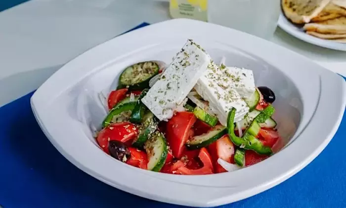 Degusta especialidades griegas: menú griego para 2 o 4 personas