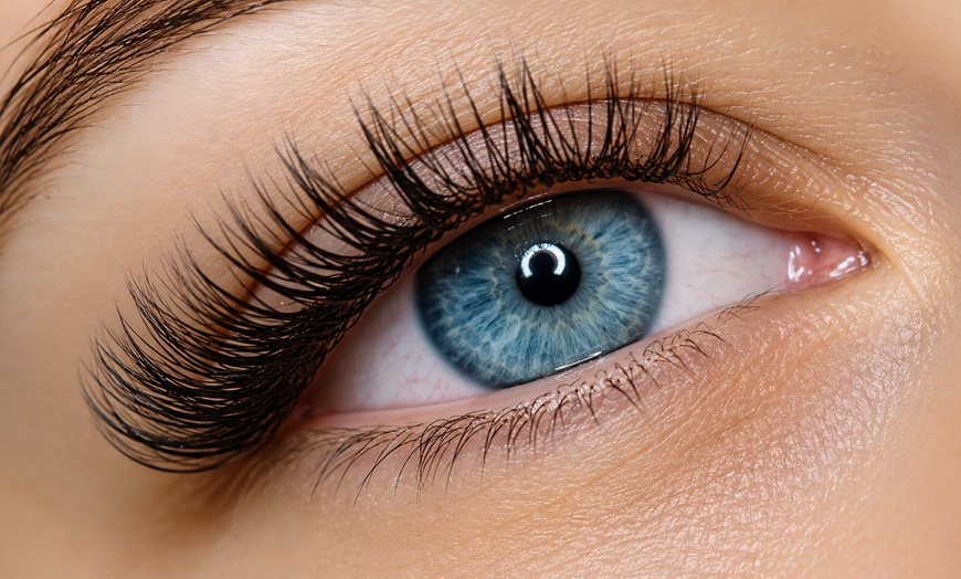Image 3: Get Stunning Look with Full Set Eyelash Extensions